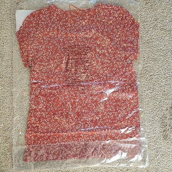 Vince Camuto Leafy Calico Linen Blend Pocket Tee - Picture 4 of 6